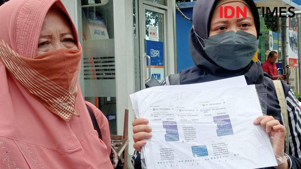 Sri Fauzi dan anaknya Nissa melaporkan dugaan penipuan ke Polres Magetan. IDN Times/ Riyanto.