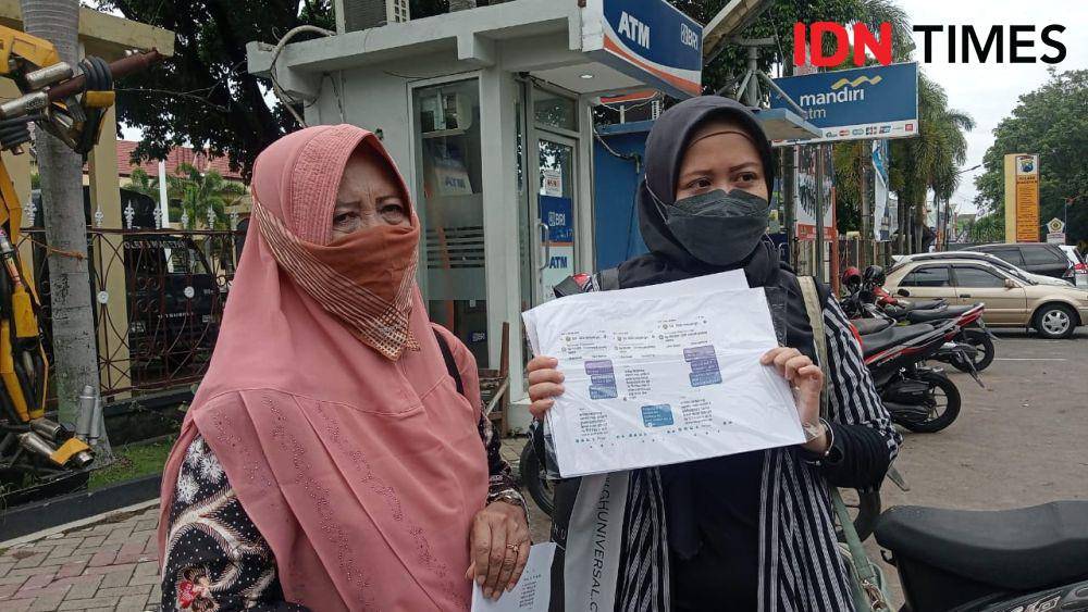Sri Fauzi dan anaknya Nissa melaporkan dugaan penipuan ke Polres Magetan. IDN Times/ Riyanto.