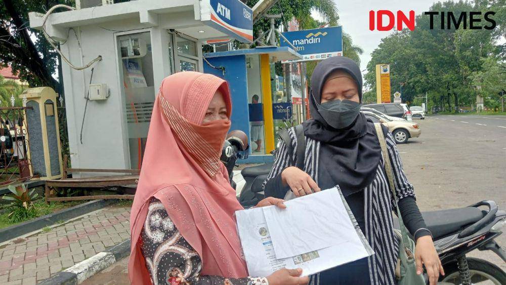 Sri Fauzi dan anaknya Nissa melaporkan dugaan penipuan ke Polres Magetan. IDN Times/ Riyanto.