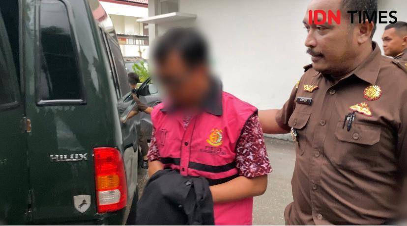 Foto tersangka HJ saat naik mobil tahanan Kejari Bima (Dok/Istimewa)