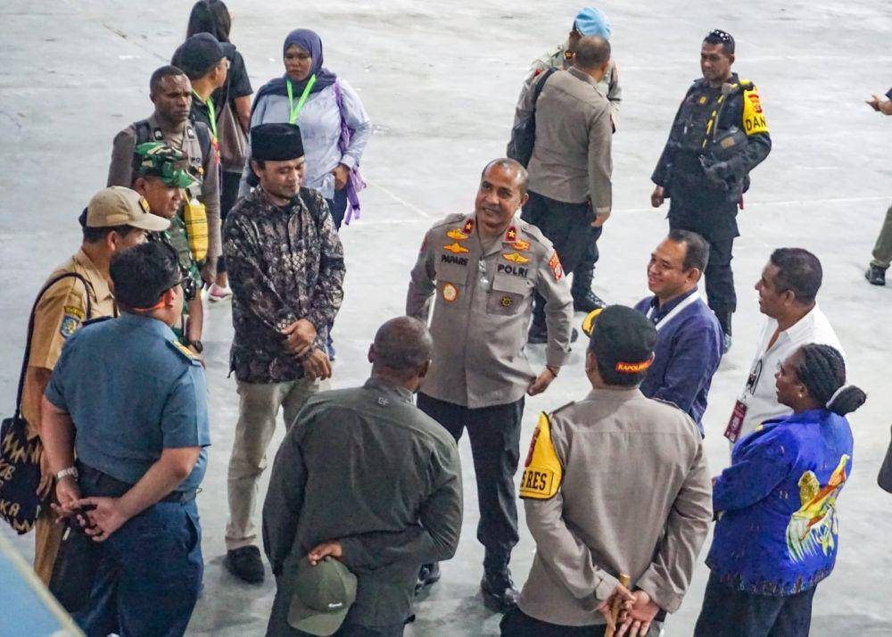Kapolda Papua Tengah, Brigjen Pol. Alfred Papare, mengunjungi lokasi pelaksanaan pleno rekapitulasi suara Pilkada tingkat kabupaten di Mimika, Senin (9/12/2024). (IDN Times/Endy Langobelen)