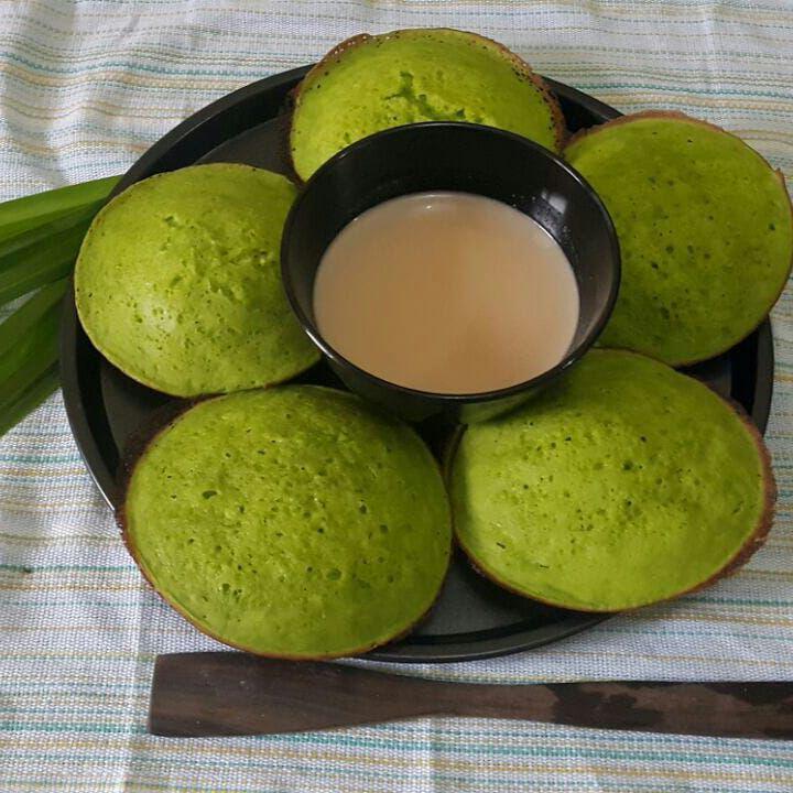 serabi pandan kuah gula merah (instagram.com/dapur_mommita)