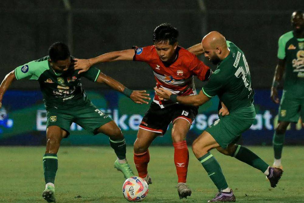 Persebaya Surabaya dalam laga menghadapi Madura United pada pekan ke-13 Liga 1 2024/2025. (instagram.com/maduraunited.fc)