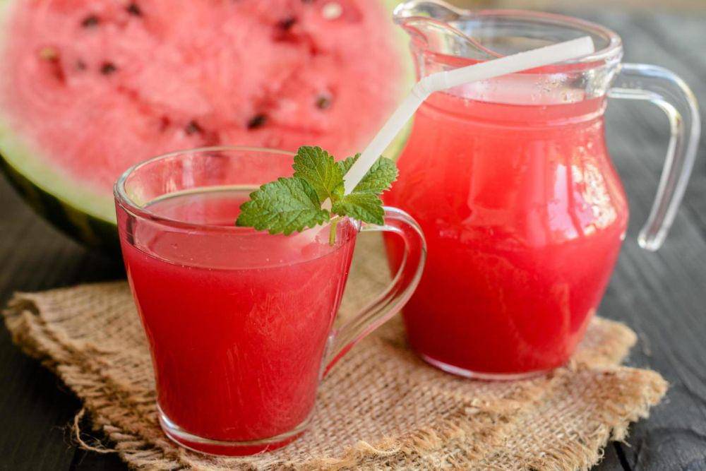 ilustrasi jus buah (vecteezy.com/chernikovatv34141)