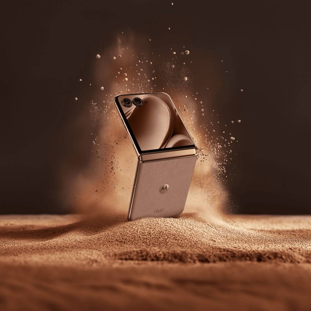 tampilan Motorola Razr 50 Ultra dalam balutan warna Mocha Mousse (motorolanews.com)