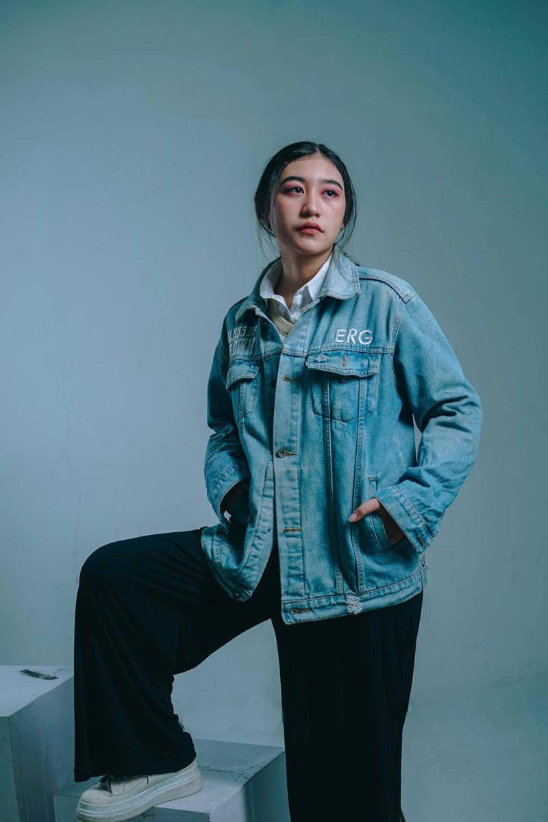 ilustrasi seorang wanita mengenakan jaket (pexels.com/Aditya Rizqi)