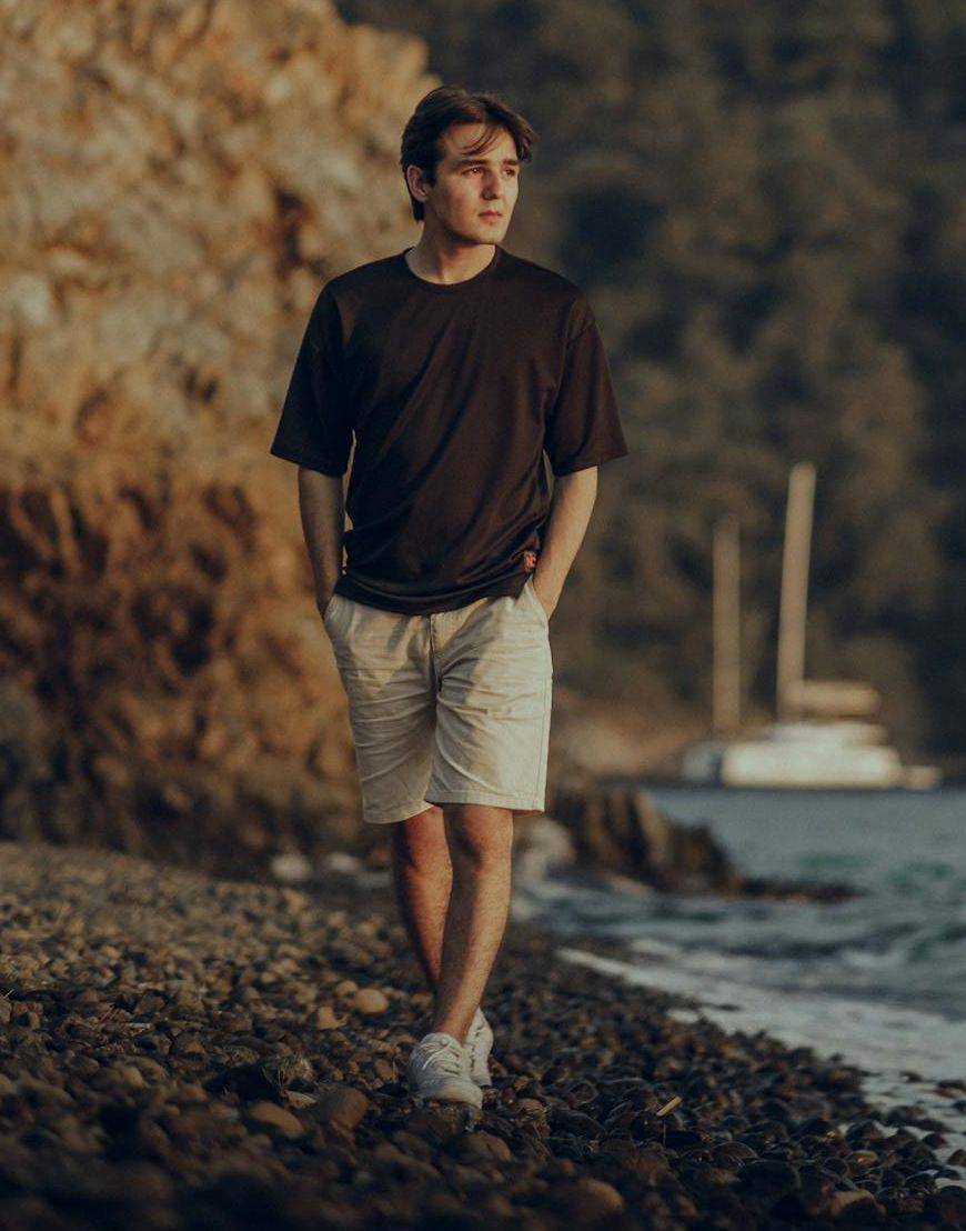outfit liburan ke pantai (pexels.com/Atahan Demir)
