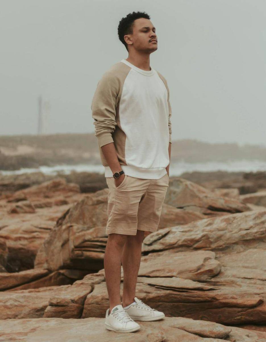outfit liburan ke pantai (pexels.com/Chad Witbooi)
