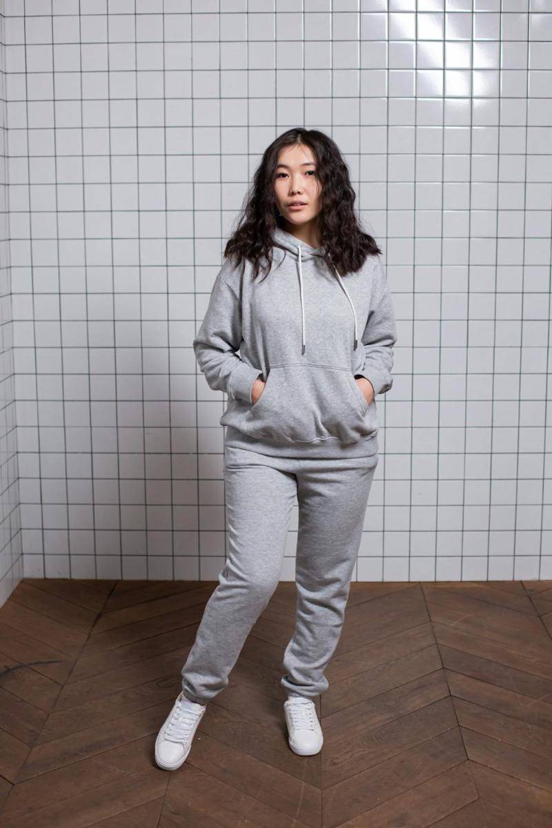 ilustrasi seorang wanita mengenakan hoodie (pexels.com/Monstera Production)