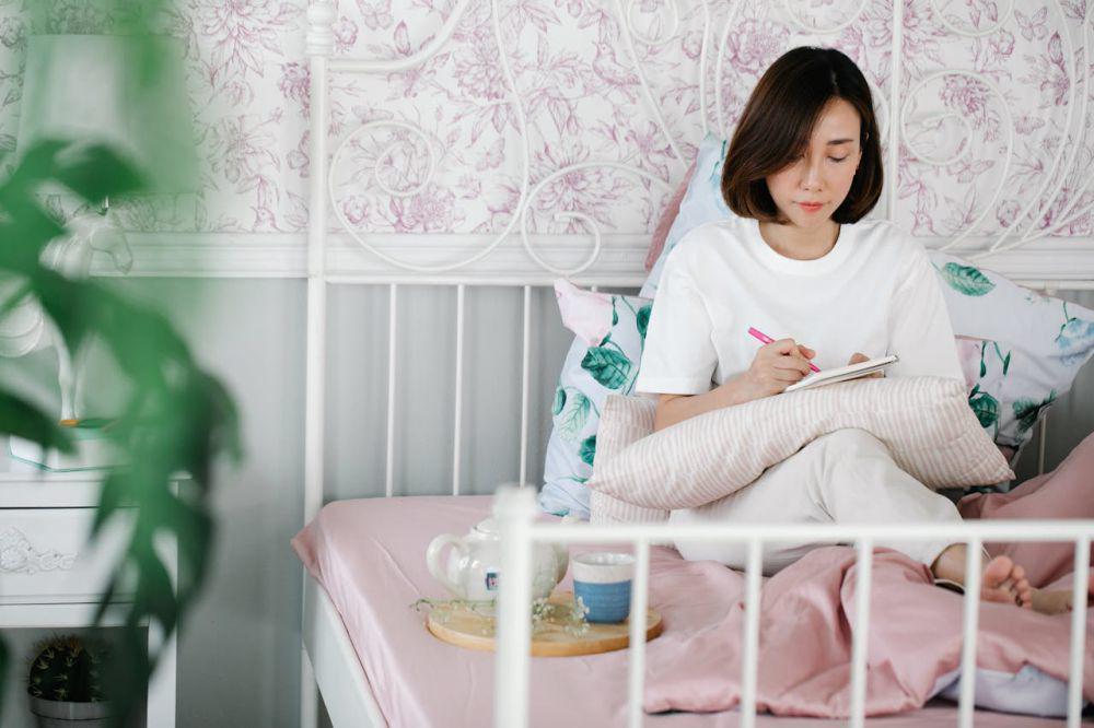 5 Manfaat Menulis Jurnal Menjelang Tidur, Sekalian Kurangi Screen Time