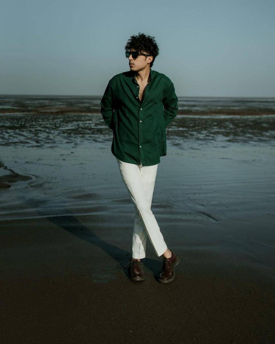 outfit liburan ke pantai (pexels.com/KEVAL PADHIYAR)
