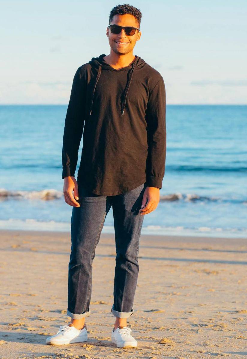 outfit liburan ke pantai (pexels.com/Kindel Media)