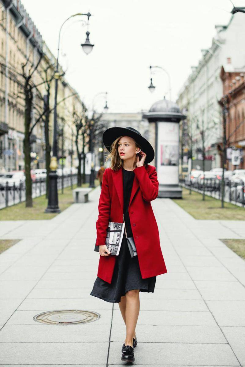 ilustrasi seorang wanita mengenakan coat (pexels.com/Ksenia Chernaya)