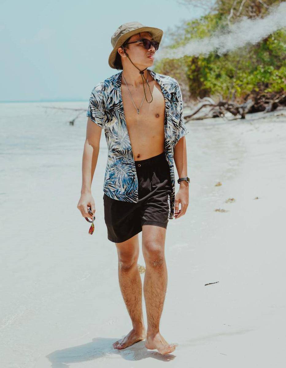 outfit liburan ke pantai (pexels.com/Nasik Lababan)