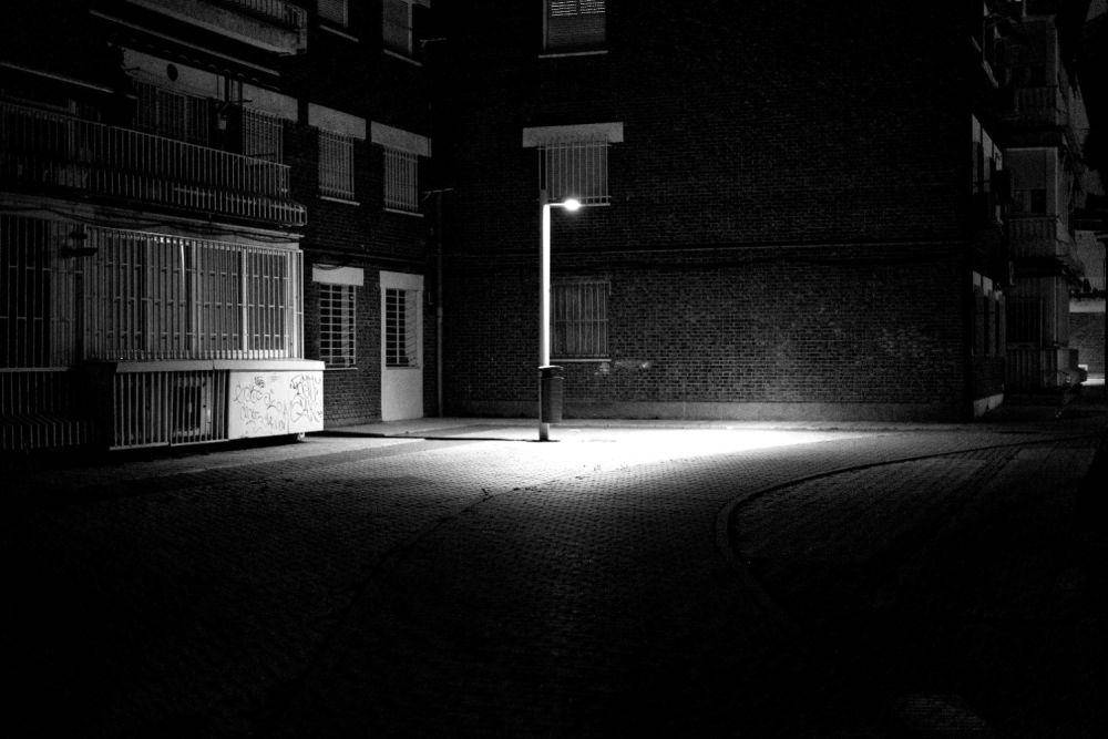 Ilsutrasi jalanan dengan satu lampu yang menyala (pexels.ocm/Gonzalo Carlos Novillo Lapeyra)