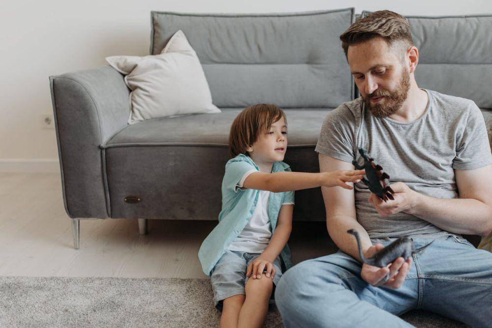 ilustrasi ayah dan anak berdiskusi (pexels.com/Pavel Danilyuk)