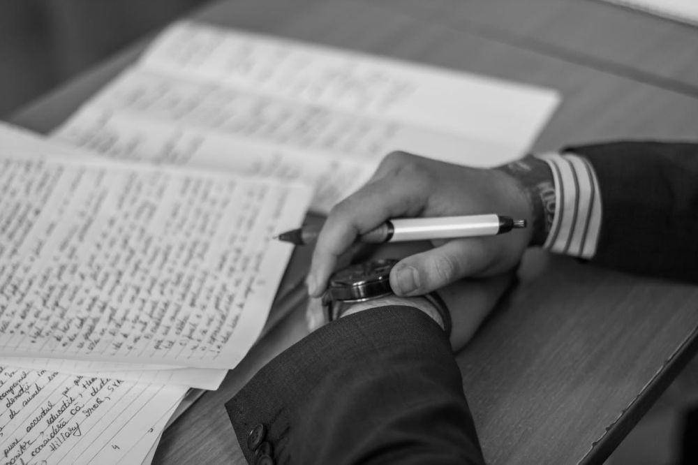 ilutrasi menulis (pexels.com/ Todoran Bogdan)