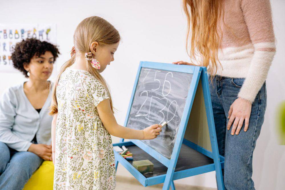 ilustrasi anak menulis di papan (pexels.com/Yan Krukau)