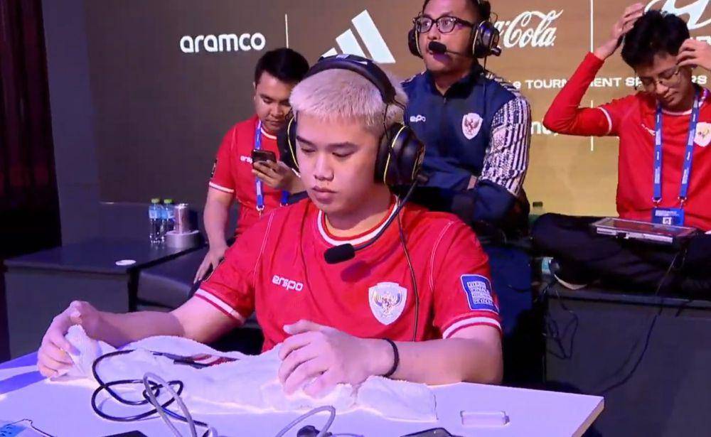 Philip Franc (tengah) sebagai atlet eFootball Indonesia pada divisi mobile FIFAe World Cup 2024 featuring eFootball. (dok. youtube.com/FIFAe)