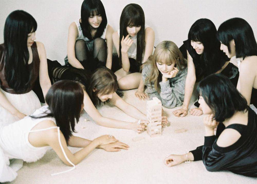 potret TWICE di mini album STRATEGY (instagram.com/twicetagram)
