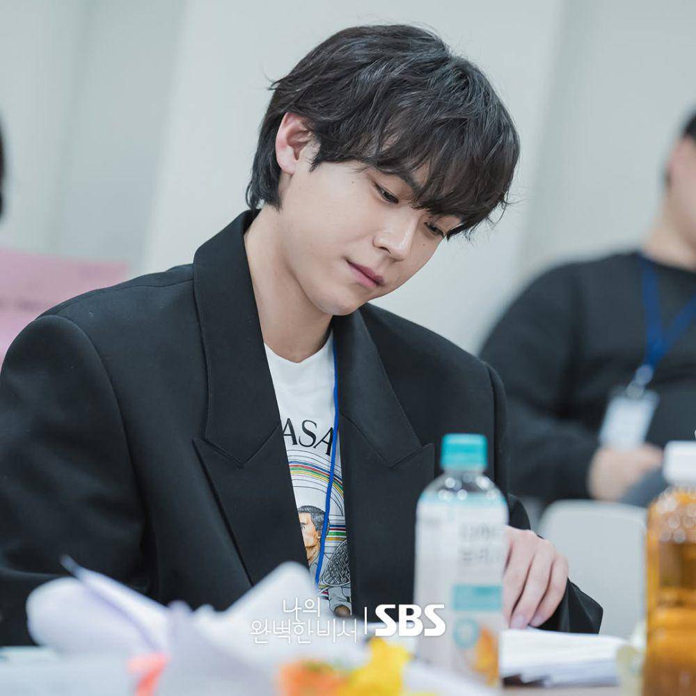 potret Kim Do Hoon pembacaan naskah Love Scout (dok.SBS/Love Scout)