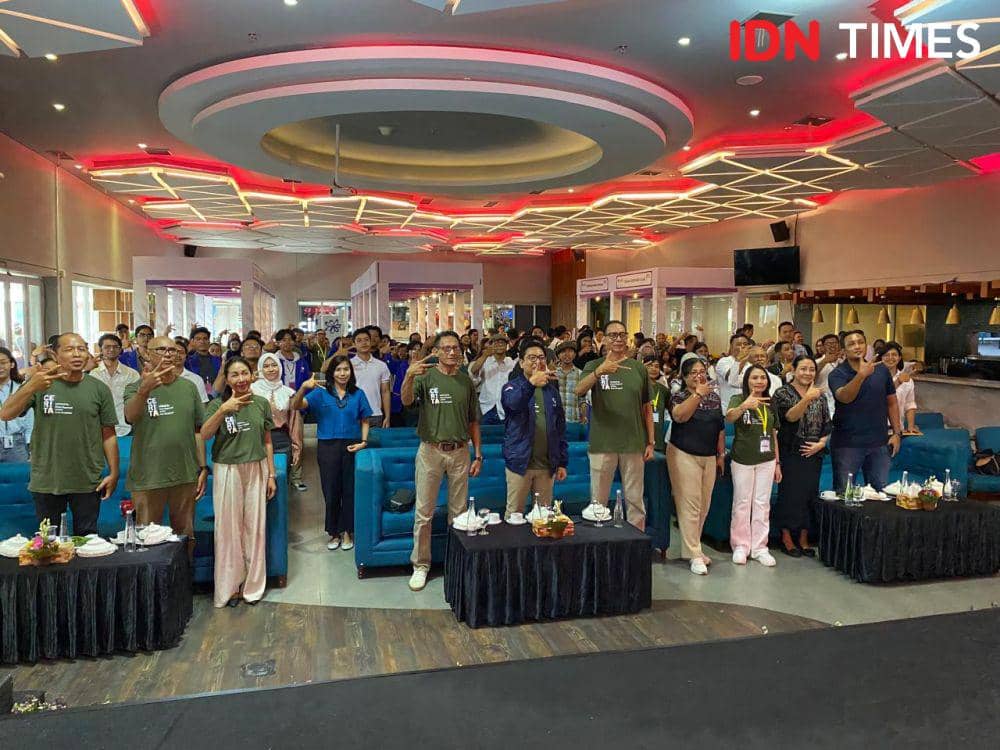 Foto bersama rangkaian CERITA 2024 di Plaza Renon Denpasar. (IDN Times/Yuko Utami)