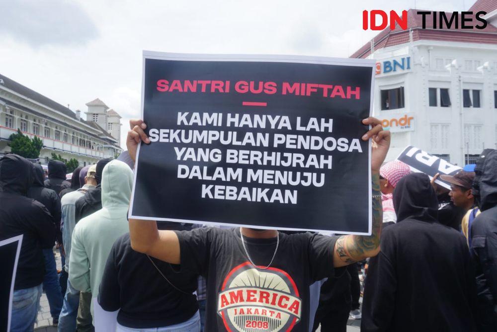 Ratusan Orang Gelar Aksi Tolak Miftah Mundur dari Jabatan UKP