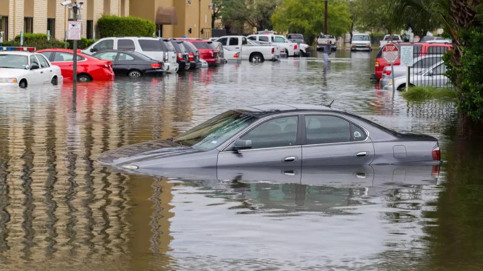 Tips Membersihkan Interior Mobil yang Terkena Banjir