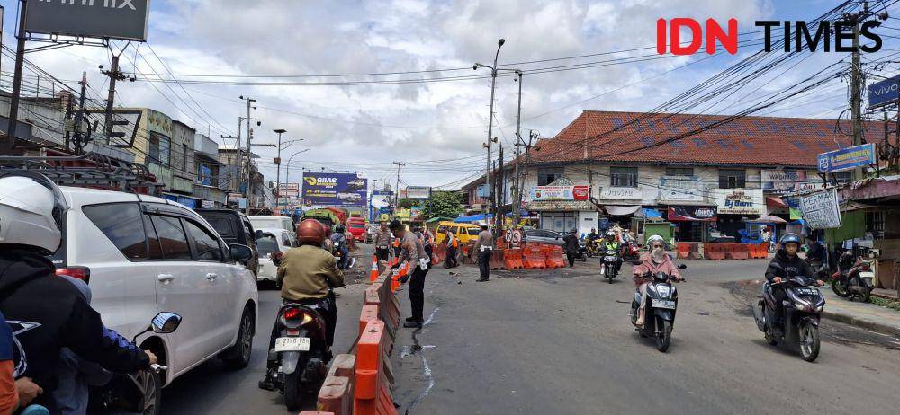 Arus Lalu Lintas di Kawasan Simpang Tagog Padalarang, KBB Dibuat Semi Bundaran. (Rizki/IDN Times)