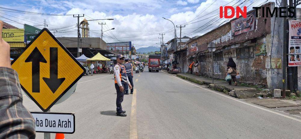 Lalu Lintas di Jalan Tagog Padalarang Diberlakukan Dua Lajur. (Rizki/IDN Times)