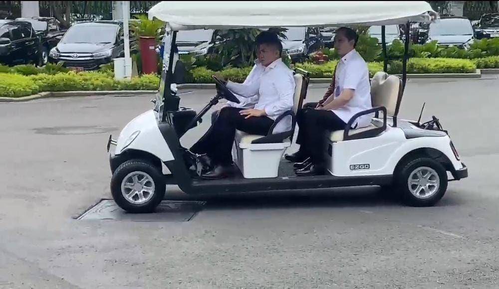 Presiden Prabowo Mendadak Keliling Istana Pakai Mobil Golf (dok. Istimewa)