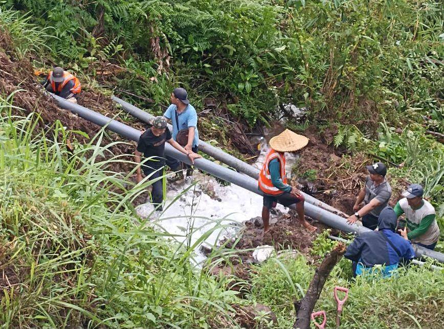 Perbaikan pipa transmisi yang rusak di Tabanan (Dok.IDNTimes/Istimewa)