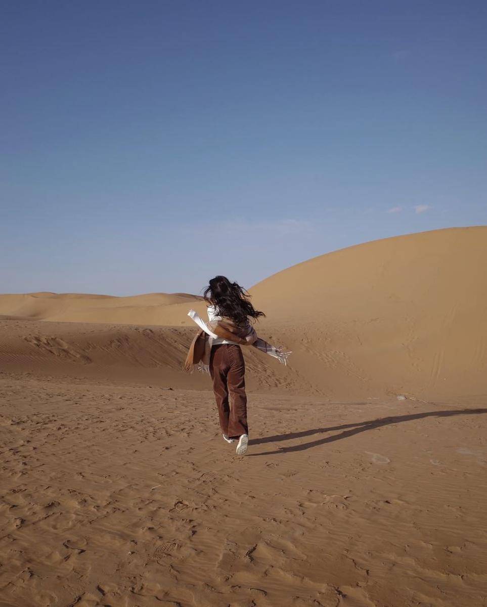 Yasmin Napper kunjungi gurun di Shapotou, China. (instagram.com/yasminnapper)
