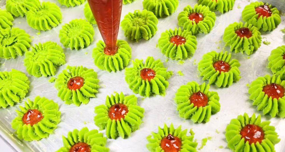 ilustrasi menyemprot selai strawberry ke dalam kue semprit pandan (YouTube.com/Chalistaa Kitchen)