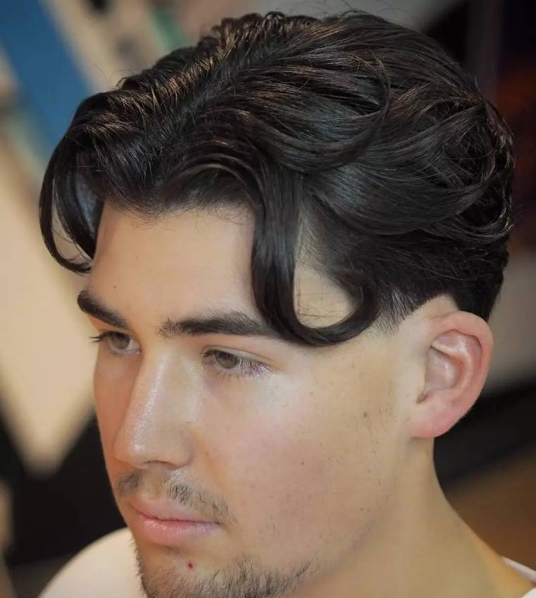 Model rambut ikal pria middle part