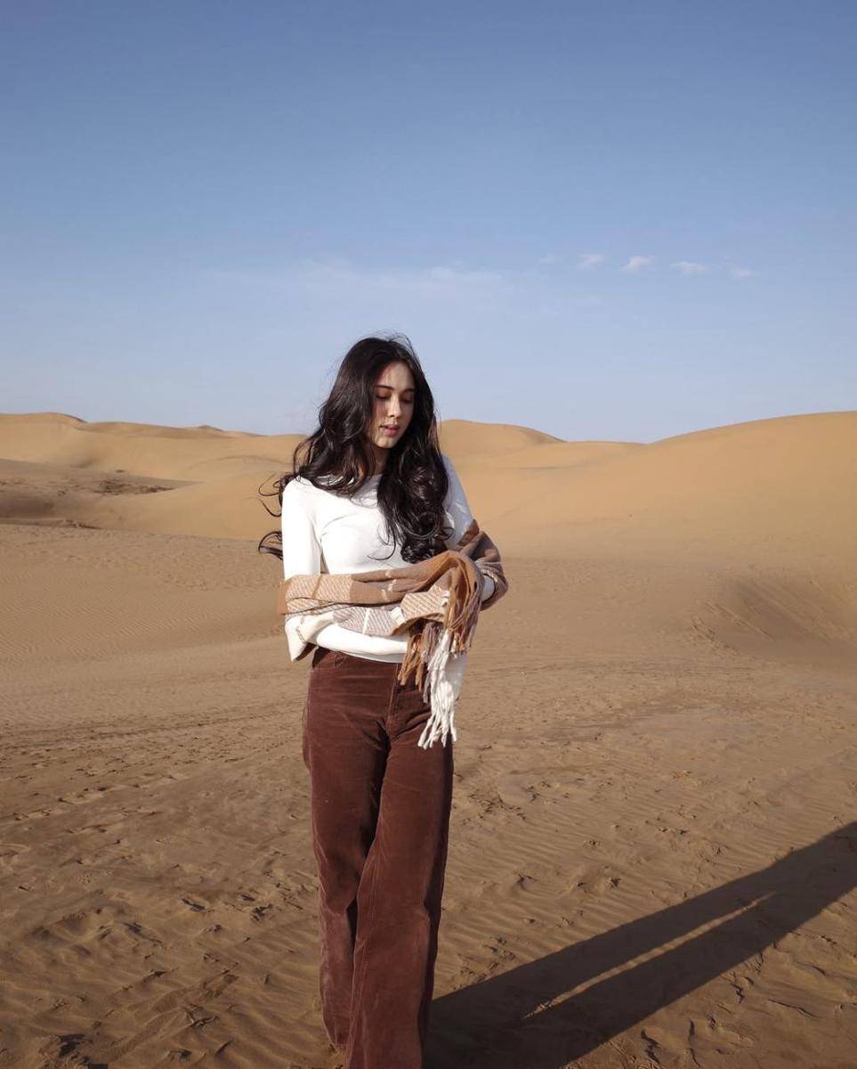 Yasmin Napper kunjungi gurun di Shapotou, China. (instagram.com/yasminnapper)