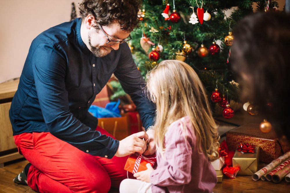 5 Kegiatan Natal Seru yang Mengajarkan Anak Makna Berbagi