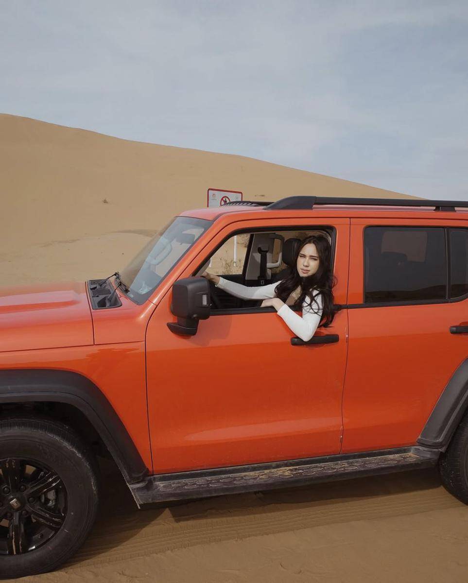 Yasmin Napper kunjungi gurun di Shapotou, China. (instagram.com/yasminnapper)