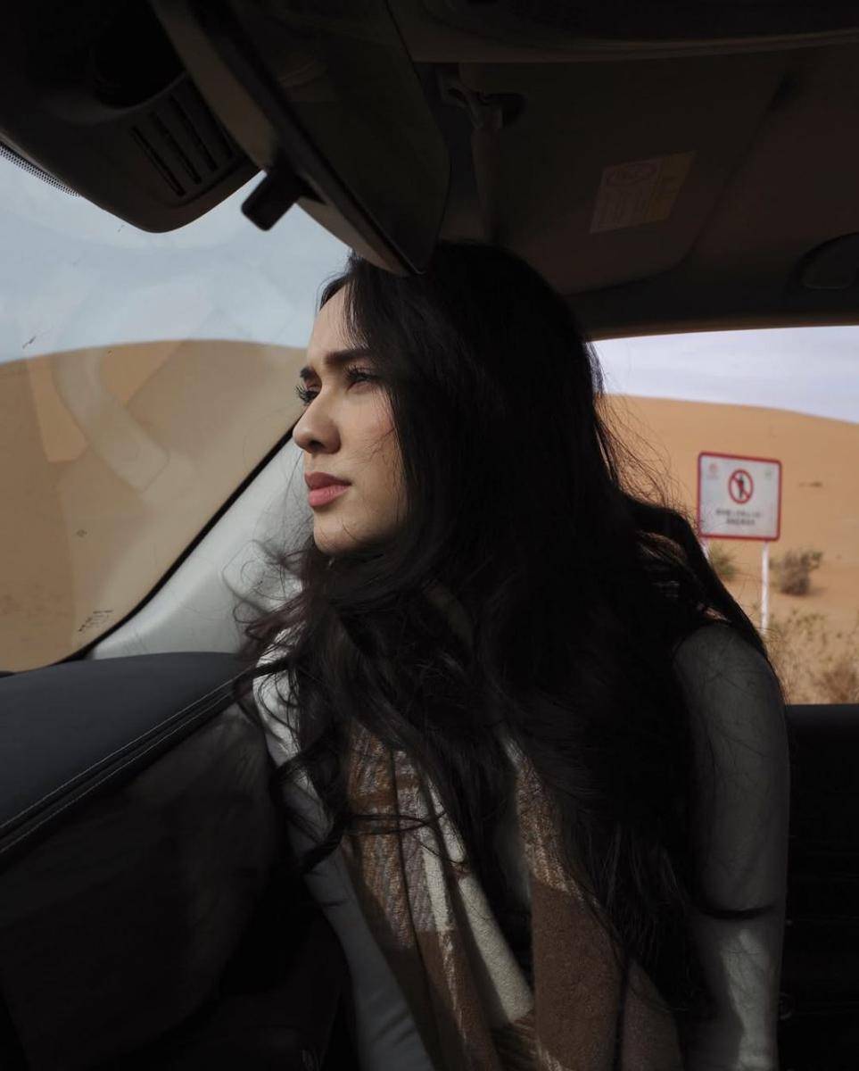 Yasmin Napper kunjungi gurun di Shapotou, China. (instagram.com/yasminnapper)
