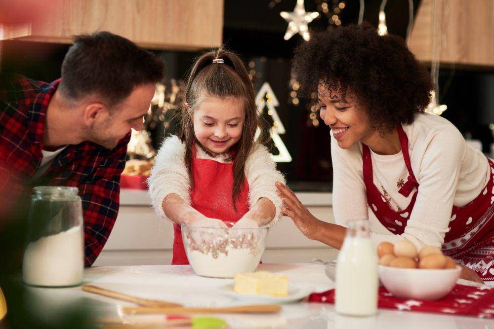 Ilustrasi memasak dengan anak di hari natal (freepik.com/gpointstudio)