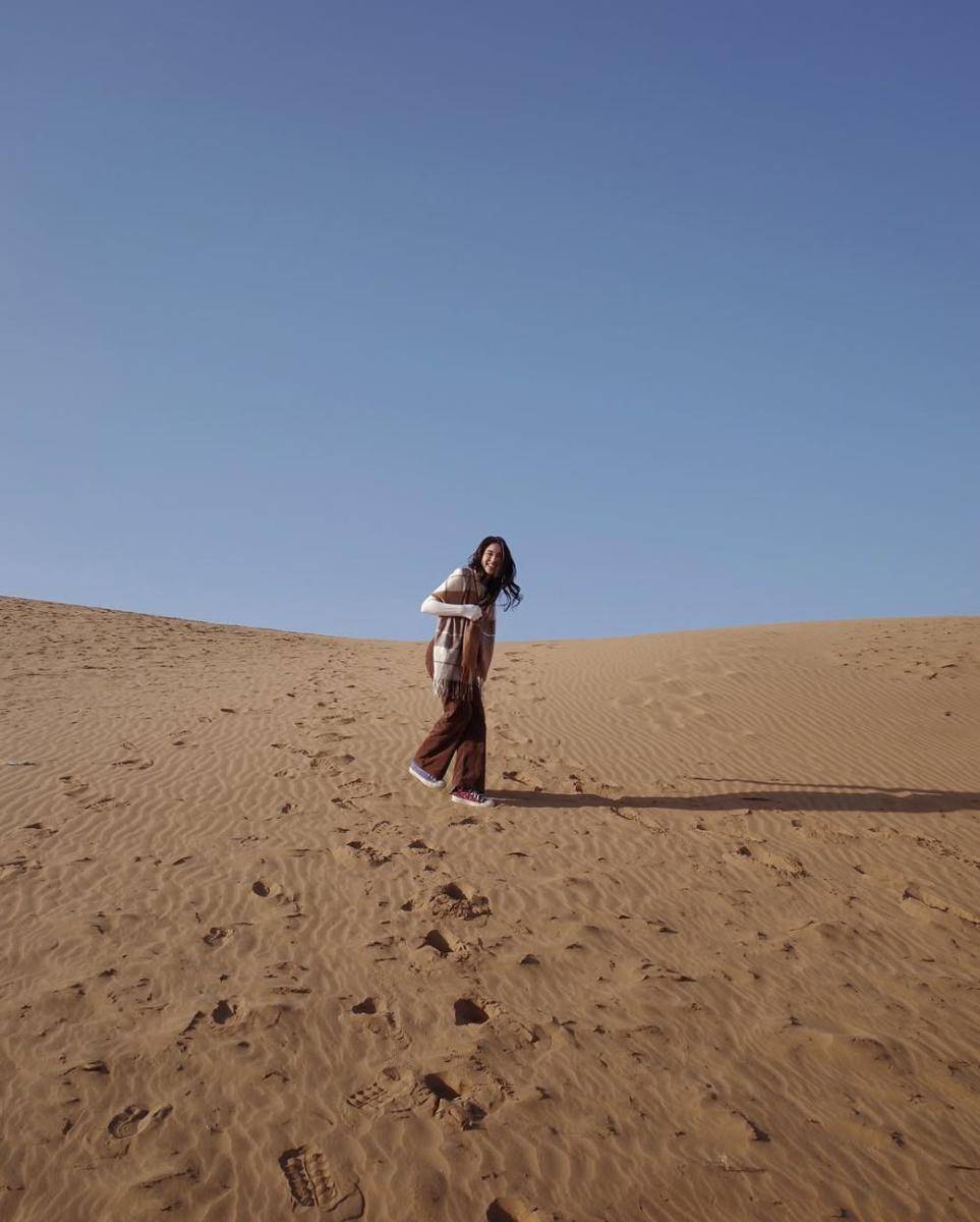 Yasmin Napper kunjungi gurun di Shapotou, China. (instagram.com/yasminnapper)