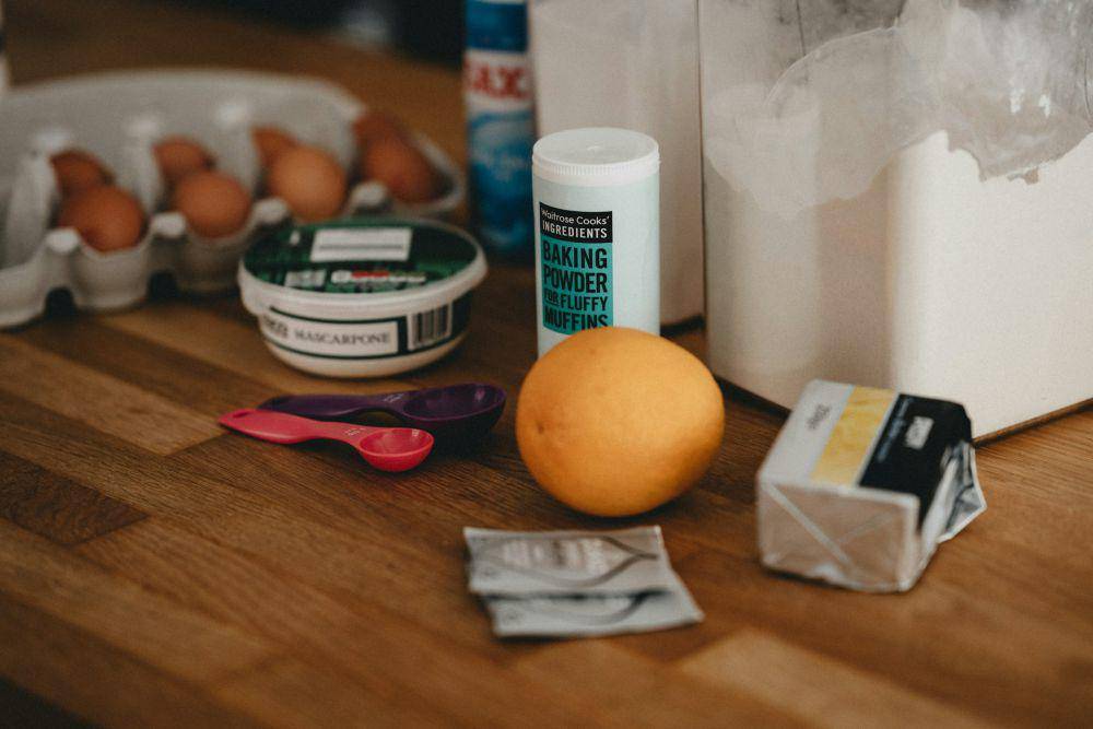 baking powder (unspash.com/anniesprat)