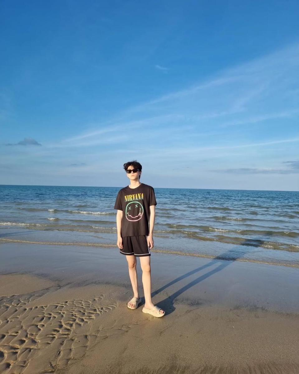 OOTD liburan ke pantai ala Sky Wongravee (instagram.com/skywongravee)