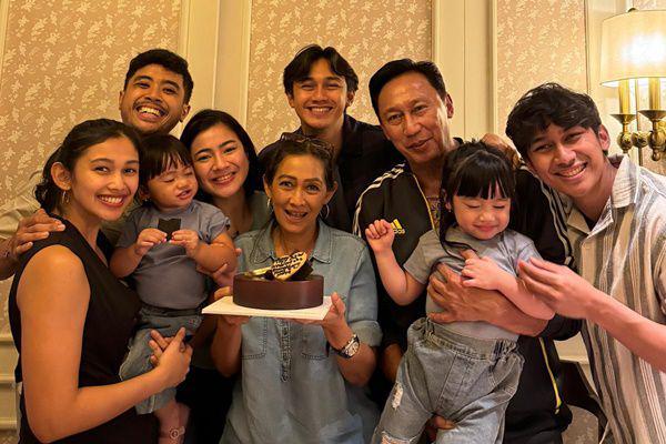 7 Potret Ulang Tahun Pernikahan ke-32 Orangtua Caesar Hito, Hangat!