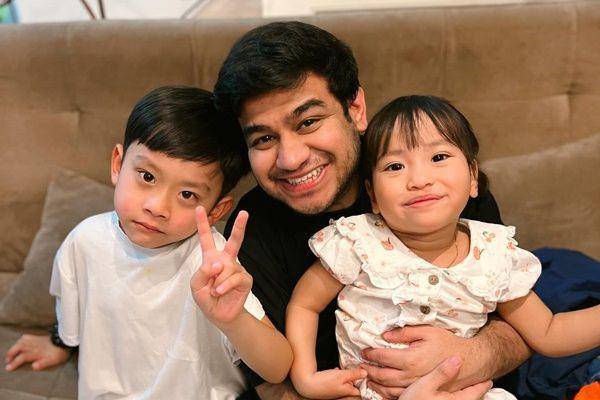 7 Potret Natsuki dan Ritsuki ke Rumah Fadil Jaidi, Kayak Anak Sendiri