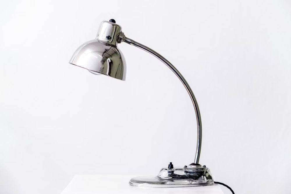 ilustrasi lampu meja (unsplash.com/Steffen Petermann)