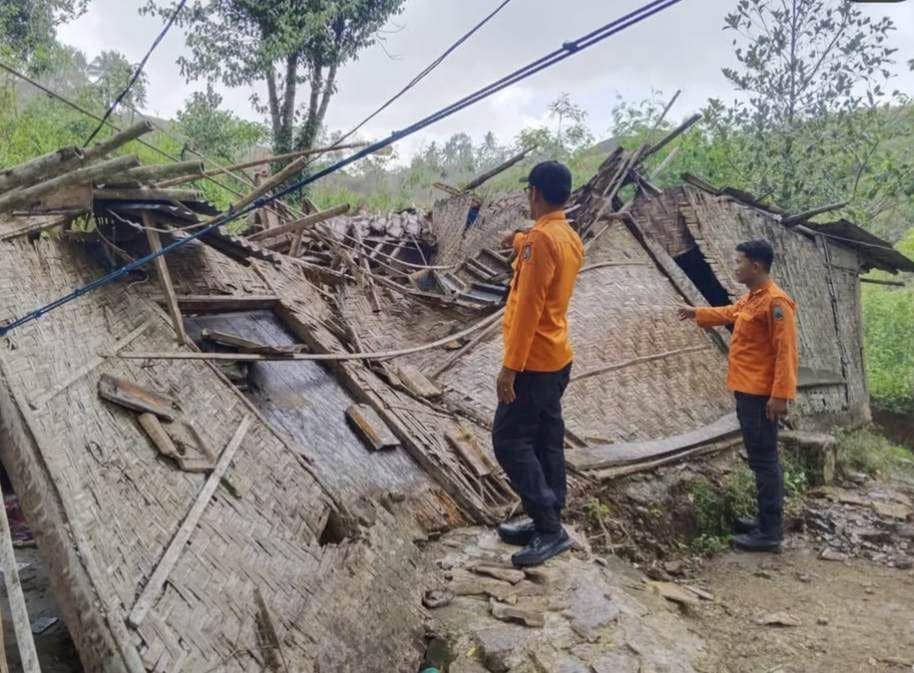 Penampakan kondisi bangunan rusak diterjang angin kencang di Lampung pada November 2024. (Dok. BPBD Lampung).