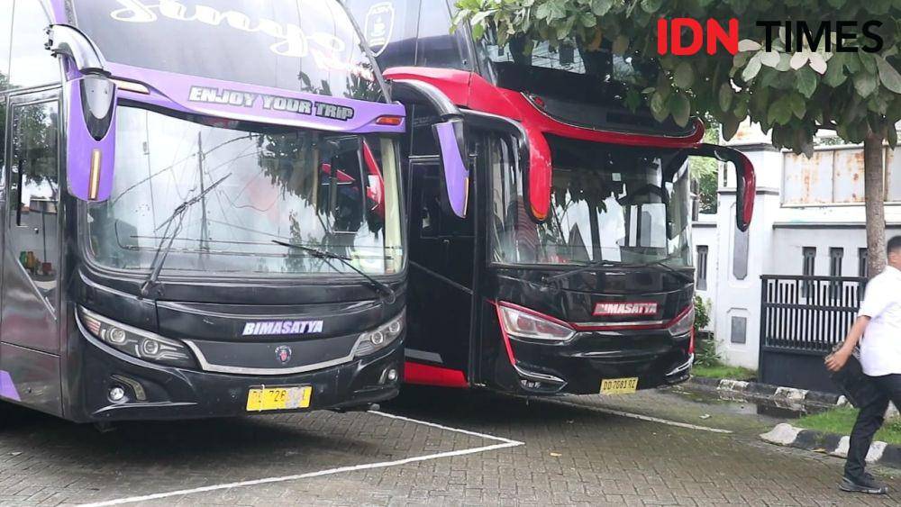 Kejari Ponorogo kembali menyita 3 unit bus pariwisata dari SMK PGRI 2. IDN Times/ Riyanto.