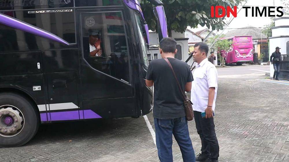 Kejari Ponorogo kembali menyita 3 unit bus pariwisata dari SMK PGRI 2. IDN Times/ Riyanto.