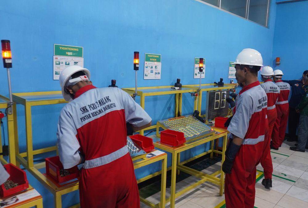 Donasi juga diberikan kepada mahasiswa (Daihatsu)